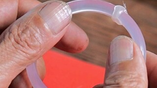 Gelang itu membuat sang majikan tertawa saat melihatnya, dan gelang itu dihiasi dengan tiga hati, su
