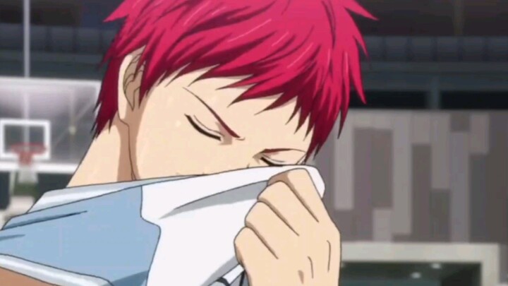 Cuman Akashi yang sedang ngelap keringat