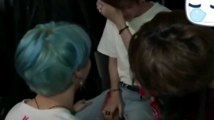 [BTS] Jin comforts a crying Taehyung, saying, “Don’t cry. When you cry, it breaks our hearts.”