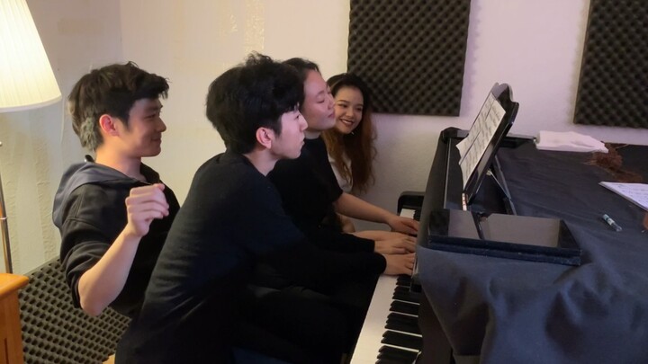 Piano version of "Albert Lavignac" with 4 persons together