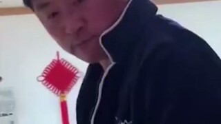 Một người cha ở Liêu Ninh thấy con gái về nhà thì hờ hững, nhưng vừa nhìn thấy cháu trai lập tức tha