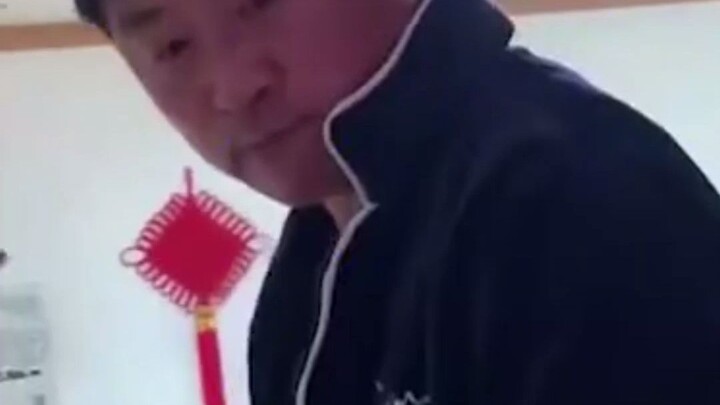 辽宁一父亲见女儿回家爱搭不理，外孙出现立马变脸，好双标