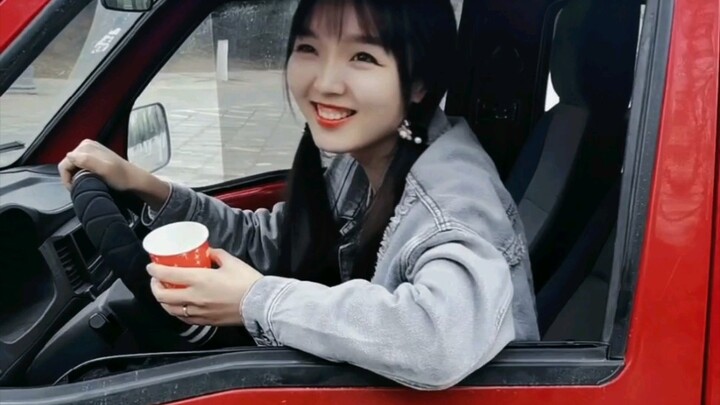 Gadis ini membuatku tertawa dan menawarkan untuk mentraktirku makan! Pengemudi mobil ajaib itu orang