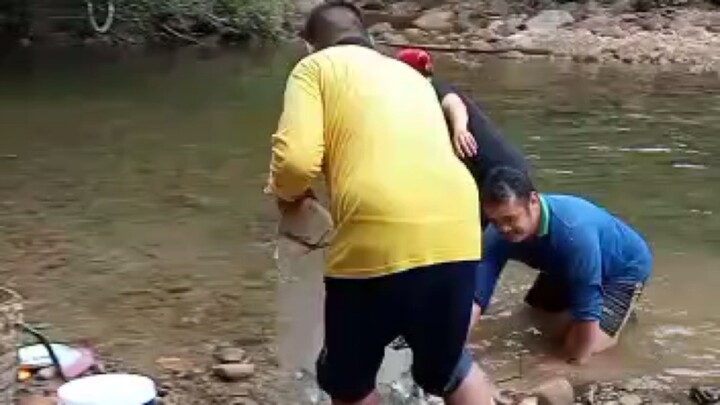 menjala ikan/mendapat hasil yg lumayan