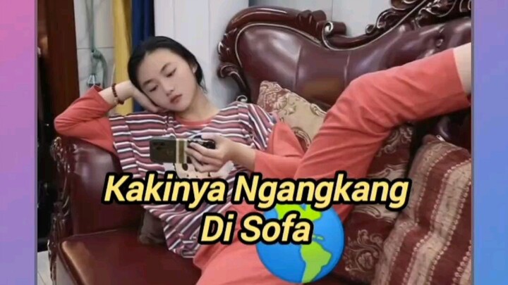 Kakinya Ngangkang Di Sofa