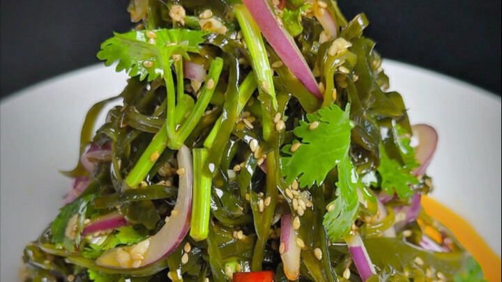 Kalau di rumah nggak ada yang nafsu makan, aku sering bikin hidangan acar rumput laut ini—simpel, se