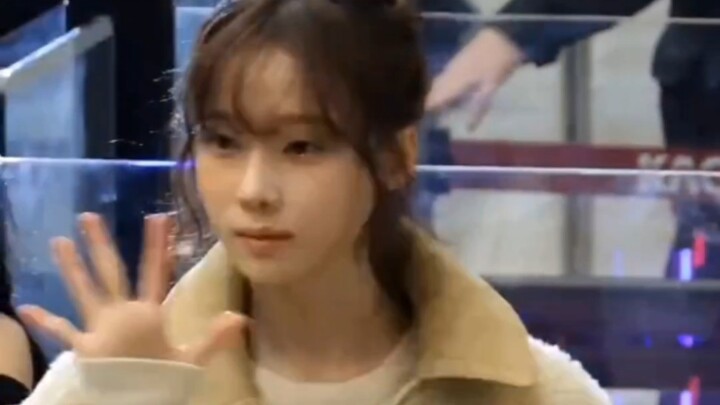Winter greeted the fans, and KARINA replied with “hahahahaha.”