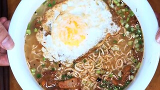 Ini akhir bulan, jadi saya harus menghemat mi instan.
