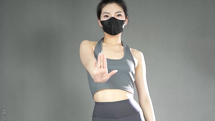 رقص ساخن على الكعب العالي من امرأة ناضجة مثيرة للغاية!