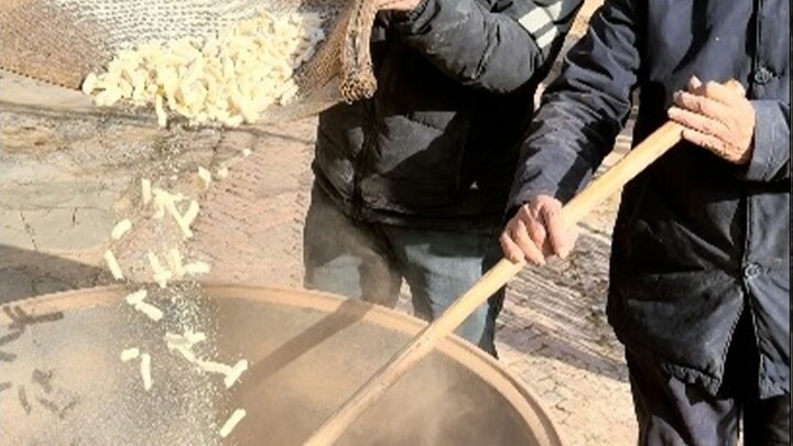 Shanxi Elder’s Loess-Fried Noodles: Using Only Rootless Mountain Soil, 30 lbs of Earth for Every Pot