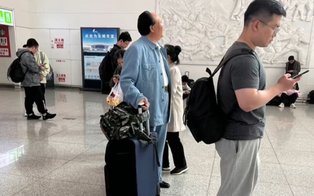 A familiar figure in the subway station—for a moment, it felt like time and space had slipped (to be