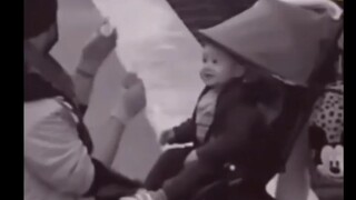 ก่อนขึ้นรถไฟใต้ดิน คุณแม่คนหนึ่งเผลอทิ้งลูกไว้ที่สถานีรถไฟฟ้าใต้ดิน ชายจรจัดคอยปลอบใจเด็กอย่างต่อเนเ