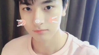 [Lin Yi] Thiên tài vật lý máu lạnh mà bạn nghĩ thực chất là một cậu bé dễ thương ngoài đời.