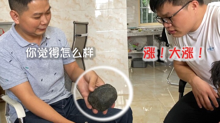 Enthusiastic onlookers gather to watch the “gambling stone” scene—cut once, and you’re either broke 