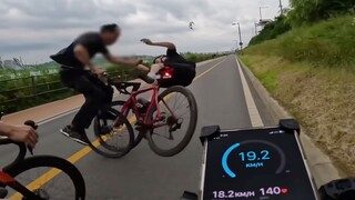 骑车不抬头看路，两辆自行车意外相撞。