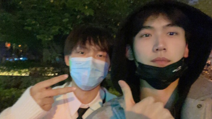 Zhou Keyu: Thanks to President Fly for the meal! He even imitated Gemini’s super shy dining-out vibe