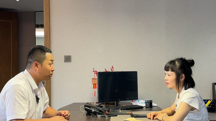 Lao Si menangani insiden kerusakan pada televisi di departemen kamar tamu