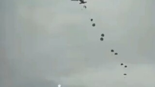 印尼一名伞兵的降落伞没打开，惨