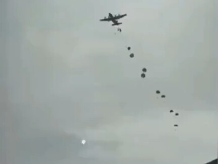 ร่มชูชีพของพลร่มชาวอินโดนีเซียคนหนึ่งไม่กาง น่าสลดใจมาก