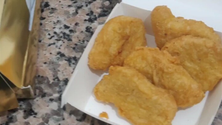 ฉันไม่ได้พบกับชายนักเก็ตไก่ แต่ฉันได้พบกับชายซอสเปรี้ยวหวาน