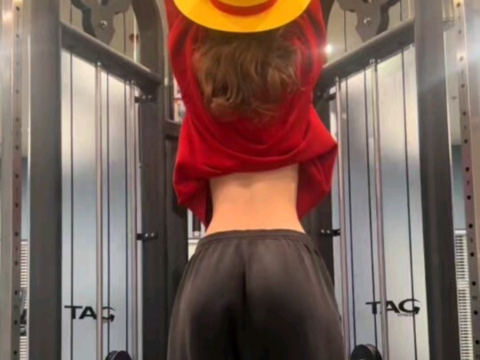 Ini benar-benar terlihat seperti monyet! Luffy COSPLAYnya
