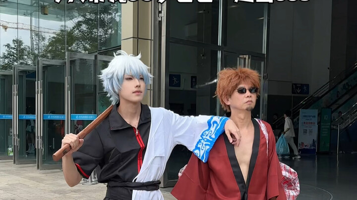 Aku mengajak ayahku untuk melakukan cosplay hari ini