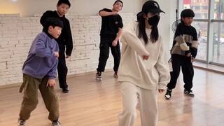 [Phần đào tạo kỹ năng cơ bản về hiphop phần 3] Các bước trái và phải đơn giản cũng có thể tạo nên kế