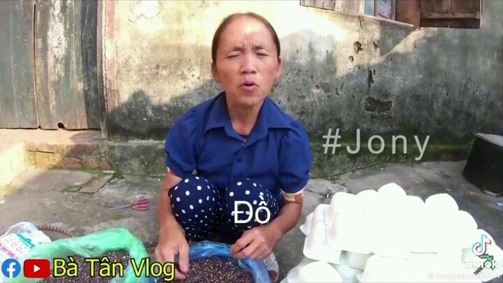 Bà tân Vlog này lạ lắm =()