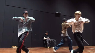 น่าเสียดายที่ฉากร้องเพลงไม่ได้ถ่ายทอดแก่นแท้ของฉากนี้ออกมาได้ ท่าเต้นและความตึงเครียดดีมาก...