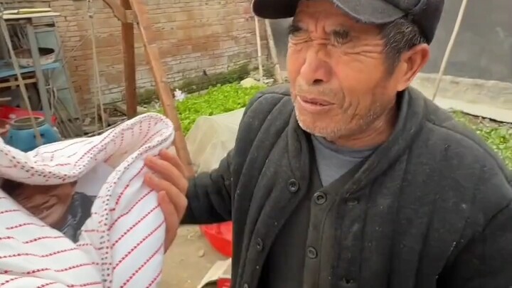 Mẹ lại lừa bà ngoại té tát rồi! Hahaha