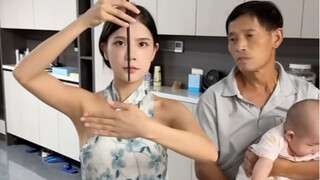 The uncle has already seen the flaw in the beauty's chopstick disappearing technique!