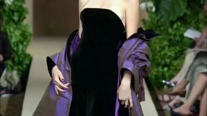 【YSL】Những bộ đồ nữ chính tiểu thuyết không biết mặc sao cho đẹp