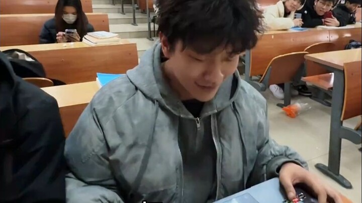 يا صغير وآ، يبدو أنني رأيتك من قبل في مكان ما...