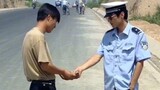 Cậu bé nghèo nhặt đồng phục giả làm cảnh sát giao thông trên đường để phát vé, đạt bước nhảy vọt về 