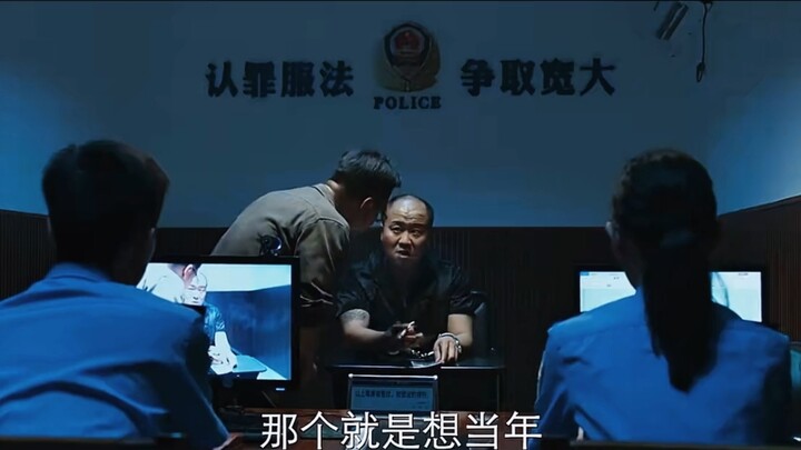 Cảnh sát xử án lắm chiêu, bị chán quá nên bị nắm thóp chặt.