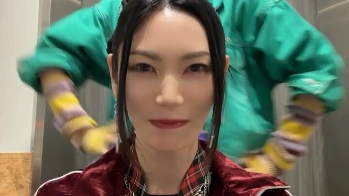 DJ chìm đắm hoàn toàn trong thế giới nghệ thuật của riêng mình và giọng ca chính của cô ấy