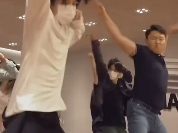 Tarian ini sangat menyenangkan