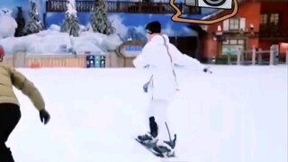 Wang Yibo❤️Xue Tuan Tuan learning to turn on a snowboard (⑅˘̤ ᵕ˘̤)*♡*