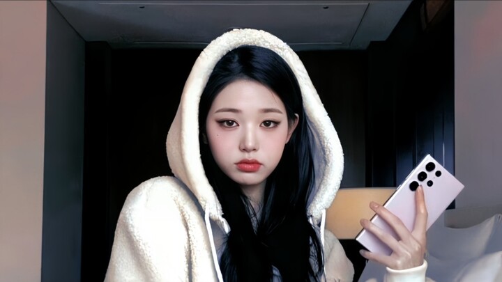 Thế giới hôn tôi bằng nỗi đau, tôi đáp lại bằng đôi môi đỏ mọng, hàm răng trắng ngần, vóc dáng thon 