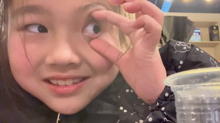 حقيبة مدرسية كبيرة لطفل صغير