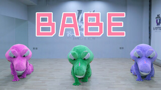 สวมชุดมาสคอตจระเข้เต้นคัฟเวอร์เพลง BABE-HyunA