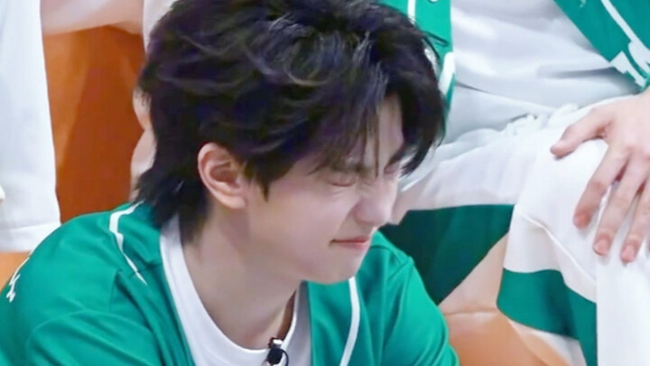 มู่ซื่อเฉิงมือสั่นไม่หยุด ทั้งยังบีบตัวเอง คอยเป็นห่วงสุขภาพของเอินจื่อ