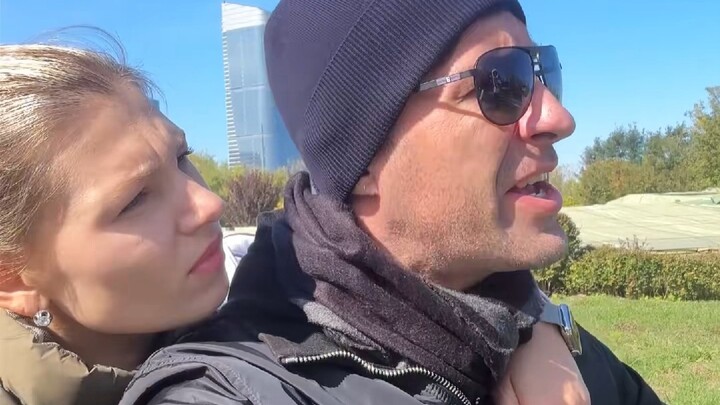 I'm speechless! I brought you back to Beijing to practice Russian, not to embarrass me!