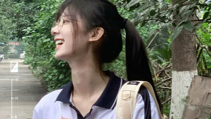 Masa muda kita saat berusia 17 tahun memang takkan pernah bisa kembali. Seragam sekolahku waktu SMA,