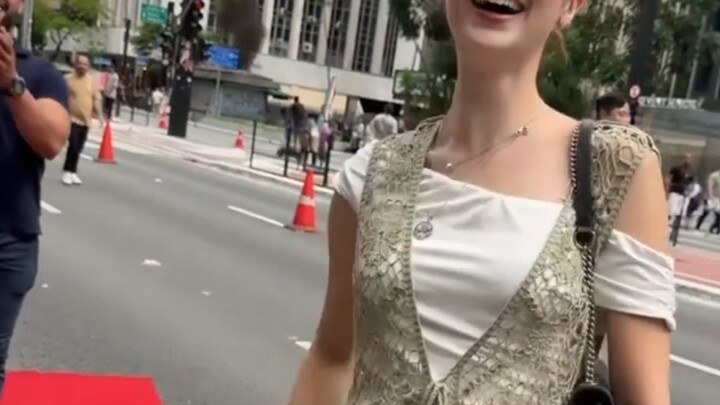 “Thử thách thảm đỏ ngẫu nhiên trên đường phố Âu-Mỹ”