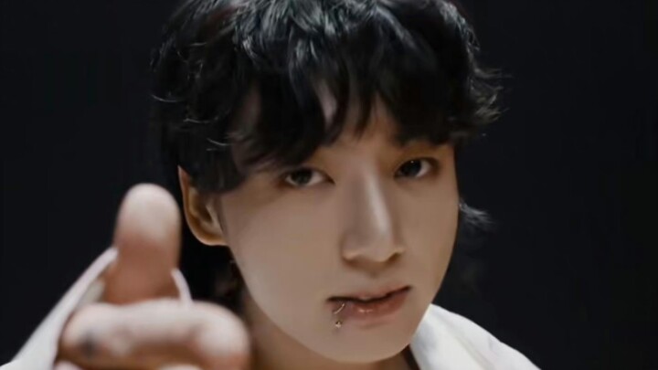 The dance version of Jungkook's solo debut song "SEVEN (ft. Latto)" has been released!
