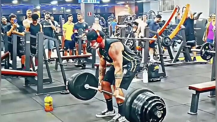 The Ultimate Gym Etiquette: The Gaze of Respect