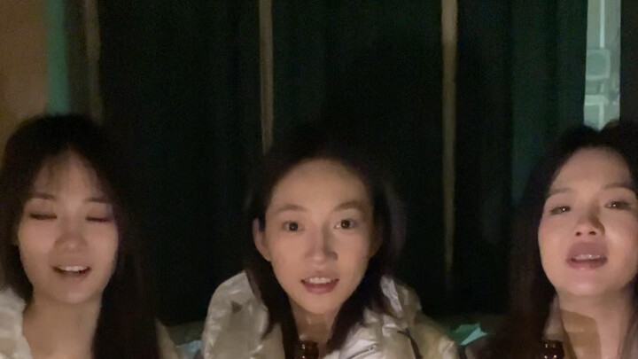 ขอให้ชาวเน็ตทุกท่านช่วยตั้งชื่อฉายาให้กับสาวสามคนหน่อยนะคะ