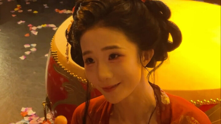 هذه الأغنية تحديدًا "المحظية الجديدة في حالة سكر" هي التي جعلت قوه تشه تشه يقع في حبها تمامًا... جمي