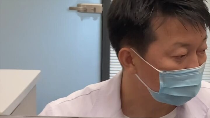 جدتي فخورة جدًا، رأسها مسطح كالجدار! الرأس المسطح هو نتيجة النوم في الطفولة!